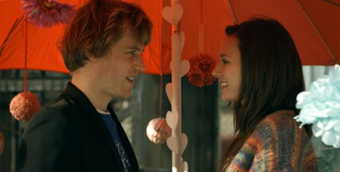 Johnny Flynn (Arthur) en Lydia Wilson (Vida)