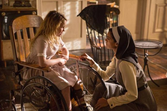 Talitha Eliana Bateman (Actor) en Stephanie Sigman (Sister Charlotte)