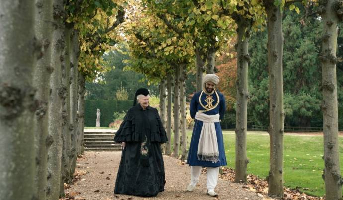 Judi Dench (Queen Victoria) en Ali Fazal (Abdul Karim)