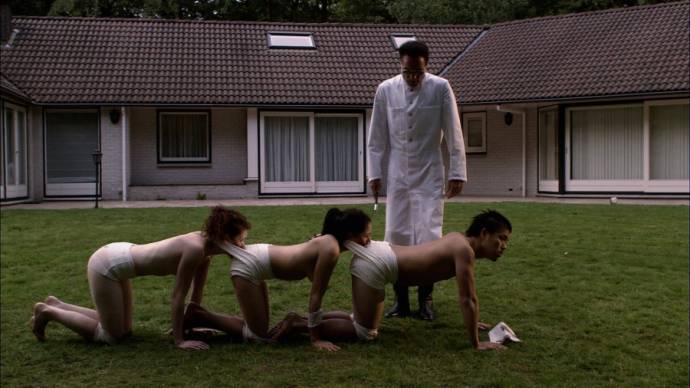 Still uit The Human Centipede 1: The Human Centipede (First Sequence) (2009)