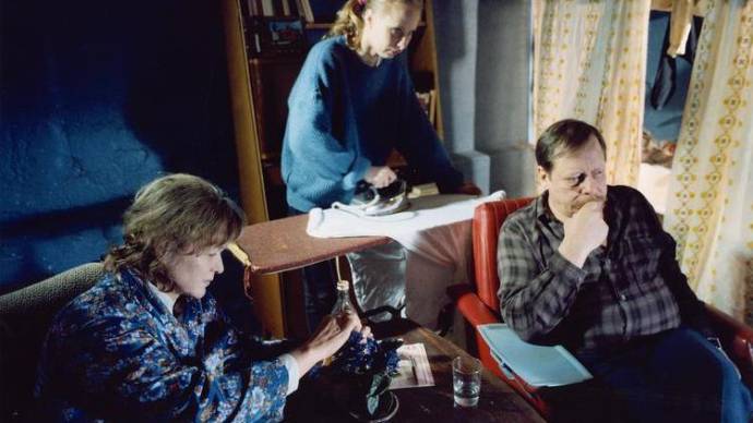 Elina Salo (Mother), Kati Outinen (Iiris) en Esko Nikkari (Stepfather)