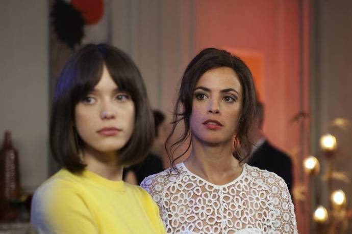 Stacy Martin (Anne Wiazemsky) en Bérénice Bejo (Michle Rosier) in Le redoutable