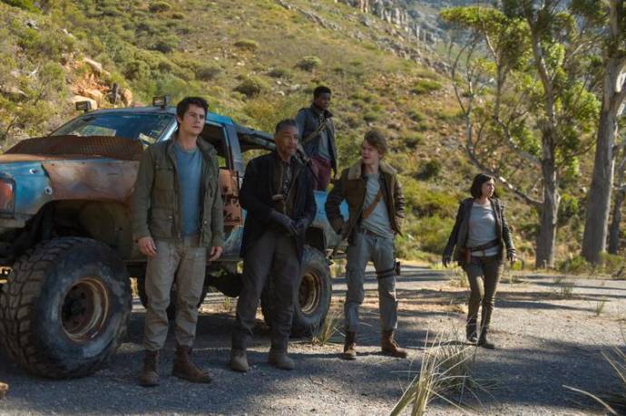 Dylan O'Brien (Thomas), Giancarlo Esposito (Jorge), Dexter Darden (Frypan), Thomas Brodie-Sangster (Newt) en Rosa Salazar (Brenda)