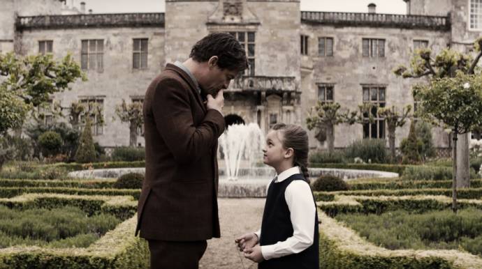 Dominic West (Lord Richard Croft) en Maisy De Freitas (Young Lara)