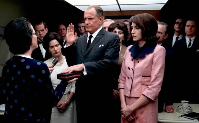 Mary Rachel Quinn (Judge Sarah T. Hughes), Jennifer Jason Leigh (Lady Bird Johnson), Woody Harrelson (Lyndon B. Johnson) en Kim Allen (Jacqueline Kennedy)