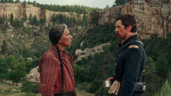 Wes Studi (Chief Yellow Hawk) en Christian Bale (Capt. Joseph J. Blocker)