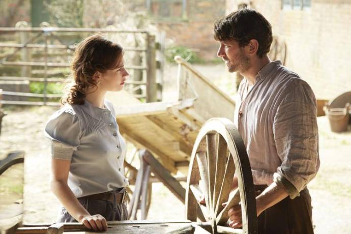 Lily James (Juliet Ashton) en Michiel Huisman (Dawsey Adams)