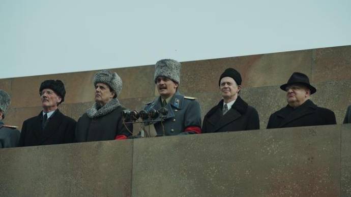 Michael Palin (Vyacheslav Molotov), Jeffrey Tambor (Georgy Malenkov), Rupert Friend (Vasily Stalin), Steve Buscemi (Nikita Khrushchev) en Simon Russell Beale (Lavrentiy Beria)