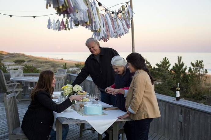 Geena Davis (Tess), Tim Robbins (Jon), Lois Smith (Marjorie) en Stephanie Andujar (Julie)