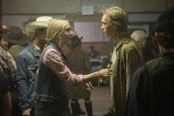 Chloë Sevigny (Bonnie) en Charlie Plummer (Charley Thompson)