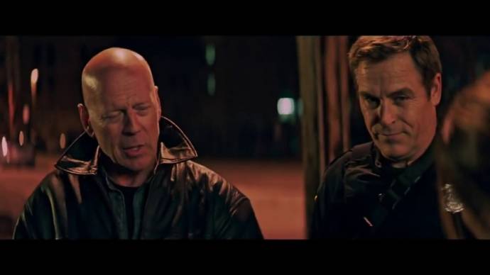 Bruce Willis (Detective James Avery) en Boyd Kestner (Stevens)