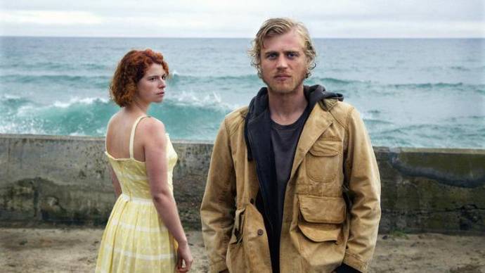 Jessie Buckley (Moll) en Johnny Flynn (Pascal)