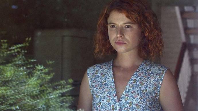 Jessie Buckley (Moll)