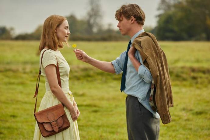 Saoirse Ronan (Florence Ponting) en Billy Howle (Edward Mayhew)