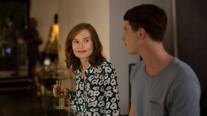 Isabelle Huppert (Isabelle Huppert) en Finnegan Oldfield (Marvin Bijoux)