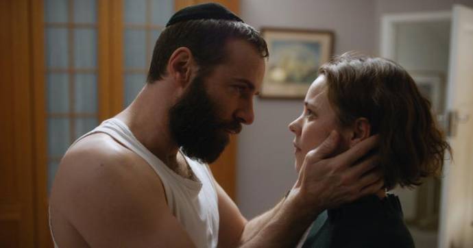 Alessandro Nivola (Rabbi Dovid Kuperman) en Rachel McAdams (Esti Kuperman)