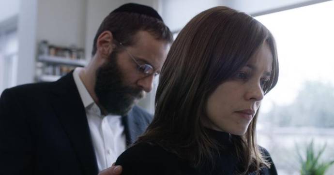 Alessandro Nivola (Rabbi Dovid Kuperman) en Rachel McAdams (Esti Kuperman)