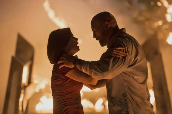 Neve Campbell (Sarah Sawyer) en Dwayne Johnson (Will Ford)