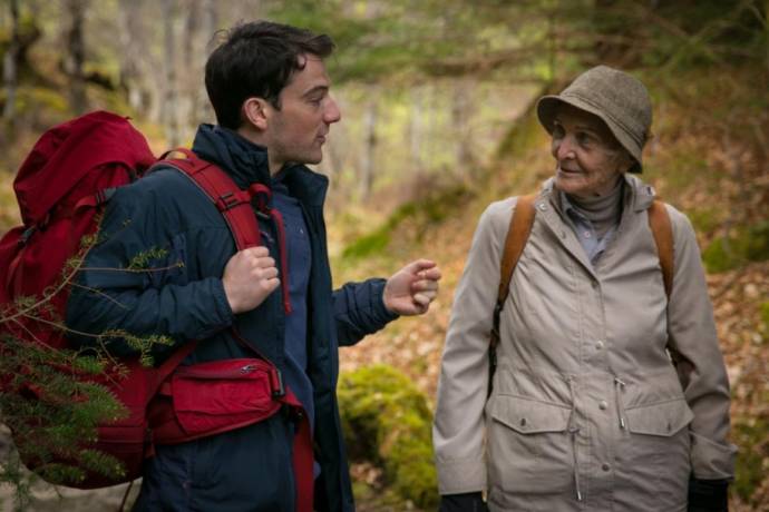 Kevin Guthrie (Jonny) en Sheila Hancock (Edie)