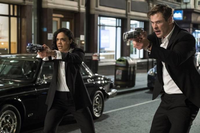 Tessa Thompson (Agent M) en Chris Hemsworth (Agent H)