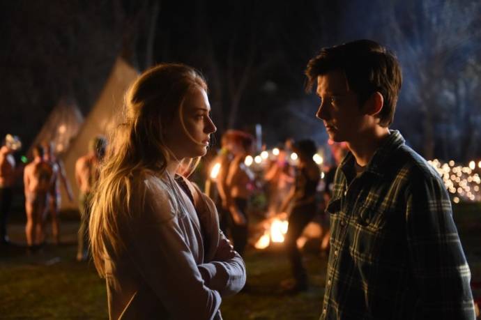 Sophie Turner (Debbie) en Asa Butterfield (Stillman)