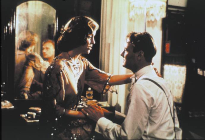 Greta Scacchi (Olivia) en Christopher Cazenove (Douglas Rivers)