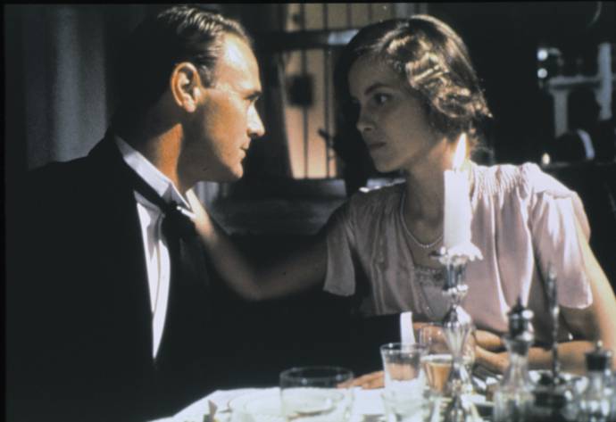 Christopher Cazenove (Douglas Rivers) en Greta Scacchi (Olivia)