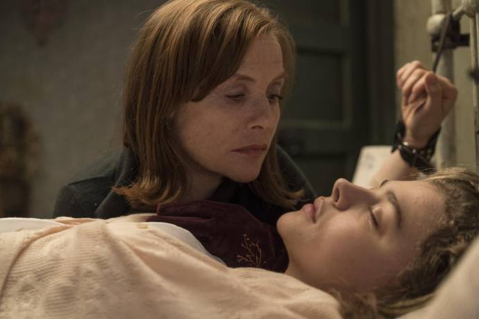 Isabelle Huppert (Greta) en Chloë Grace Moretz (Frances)