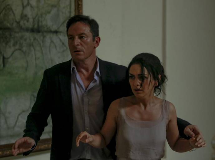 Jason Isaacs (Vasili) en Nazanin Boniadi (Zahra)