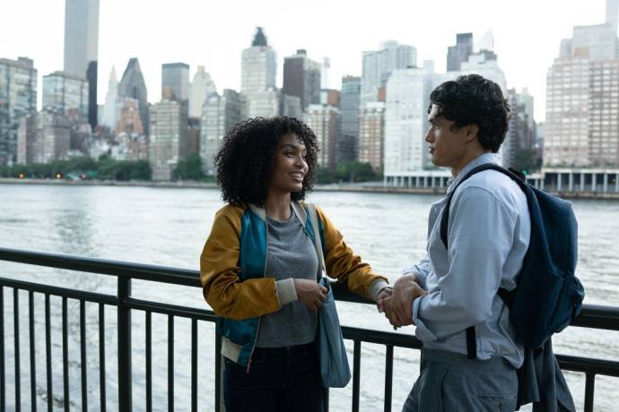 Yara Shahidi (Natasha Kingsley) en Charles Melton (Daniel Bae)