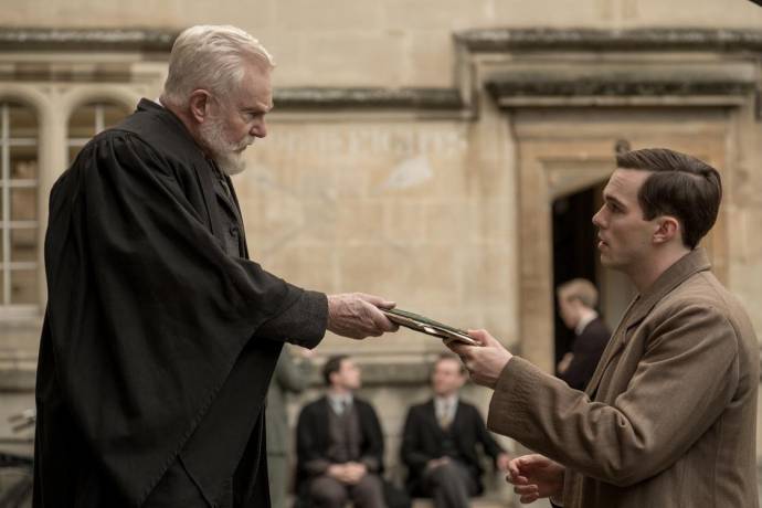 Derek Jacobi en Nicholas Hoult (J.R.R. Tolkien)