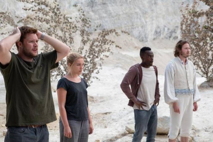 Jack Reynor (Christian), Florence Pugh (Dani), William Jackson Harper (Josh) en Vilhelm Blomgren (Pelle) in Midsommar