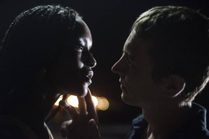 Fatou N'Diaye (Fae) en Vincent Rottiers (Thierry)