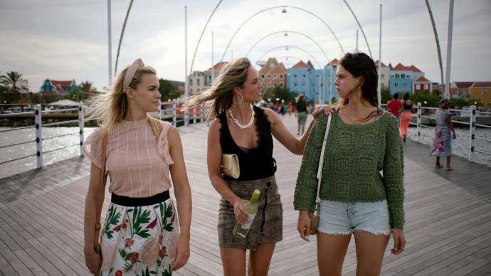 Nicolette van Dam (Donna), Nienke Plas (Kiki) en Bo Maerten (Lisa)