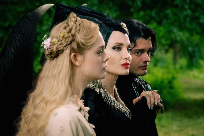 Elle Fanning (Princess Aurora), Angelina Jolie (Maleficent) en Sam Riley (Diaval)