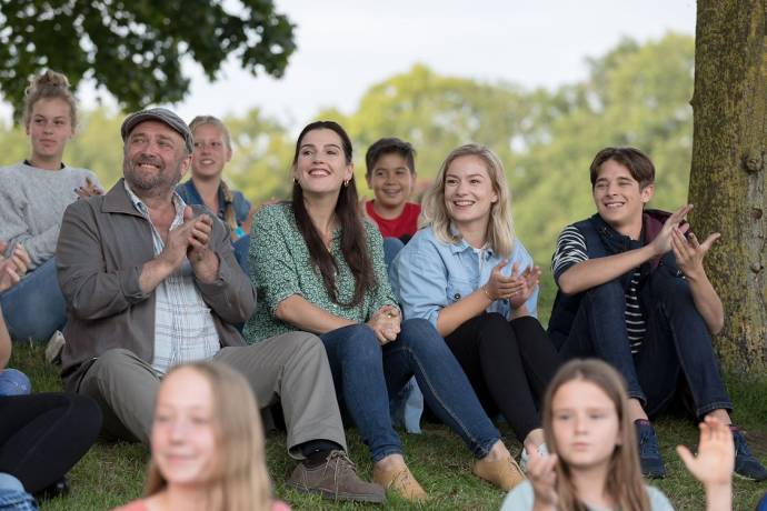 Valentijn Avé (Eddy (jong)), Tina de Bruin (Marianne), Bart Klever (Gerrit) en Sterre van Woudenberg (Julia (jong))