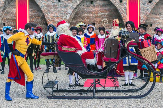 Vic de Wachter (Kerstman), Wilbert Gieske (Sinterklaas), Beryl van Praag (Testpiet), Piet van der Pas (Profpiet), Wim Schluter (Muziekpiet), Soy Kroon (Juniorpiet) en Anouk de Pater (Danspiet)