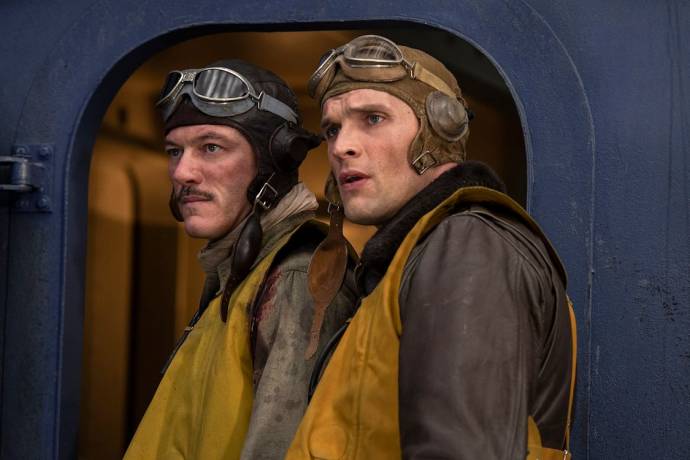 Luke Evans (Lieutenant Commander Wade McClusky) en Ed Skrein