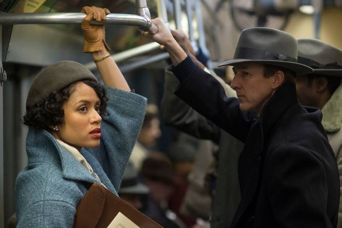 Gugu Mbatha-Raw (Laura Rose) en Edward Norton (Lionel Essrog)