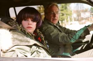 Emily Hampshire (Vivienne Freeman) en Alan Rickman (Alex Hughes)