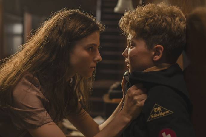 Thomasin McKenzie (Elsa) en Roman Griffin Davis (Jojo)