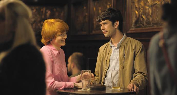 Emily Beecham (Alice) en Ben Whishaw (Chris)