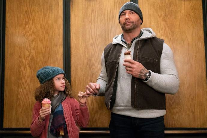 Chloe Coleman (Sophie) en Dave Bautista (JJ)