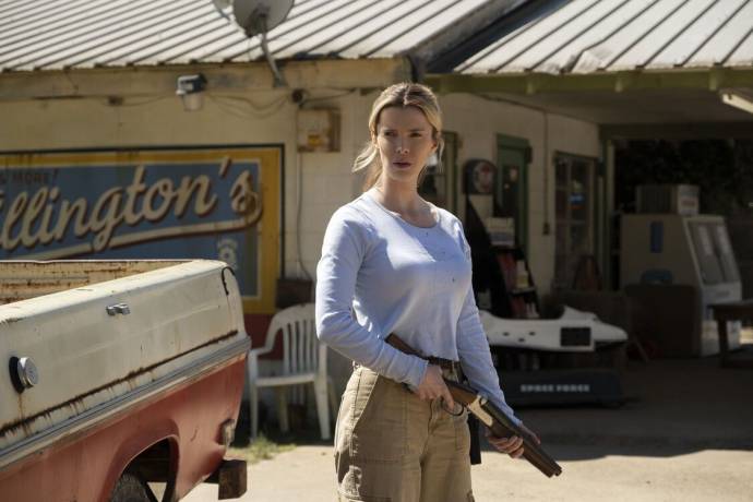 Betty Gilpin (Crystal)