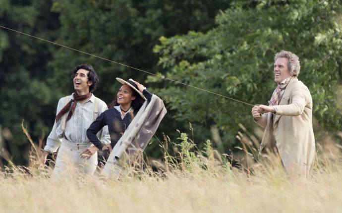 Dev Patel (David Copperfield), Rosalind Eleazar (Agnes) en Hugh Laurie (Mr. Dick)