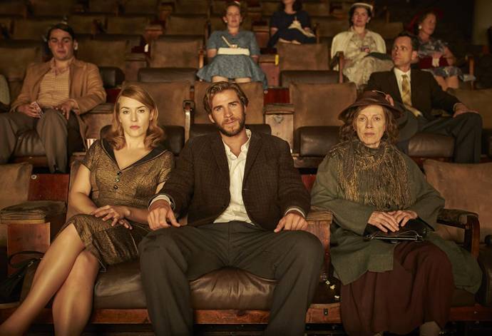 Kate Winslet (Tilly Dunnage), Liam Hemsworth (Teddy McSwiney) en Judy Davis (Molly Dunnage)