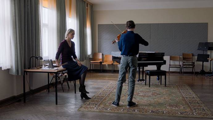 Nina Hoss (Anna Bronsky) en Ilja Monti (Alexander) in Das Vorspiel