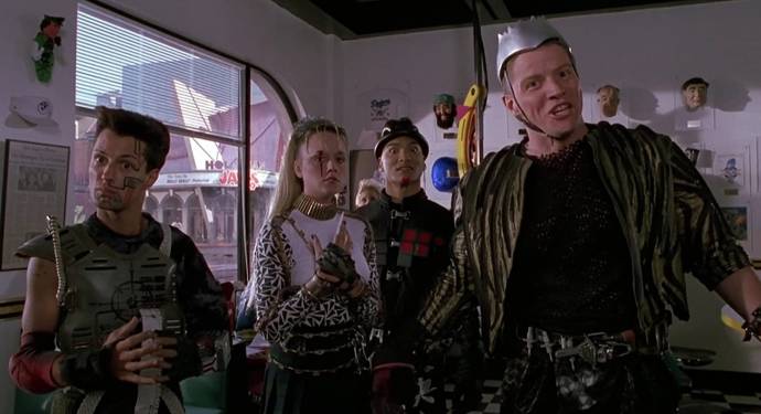 Jason Scott Lee (Whitey), Darlene Vogel (Spike), Ricky Dean Logan (Data) en Tom Wilson (Biff Tannen / Griff)