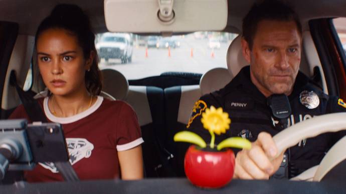 Courtney Eaton (Ava Brooks) en Aaron Eckhart (Frank Penny)