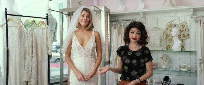 Grace Helbig (Kelly) en Sarah Hyland (Mara)